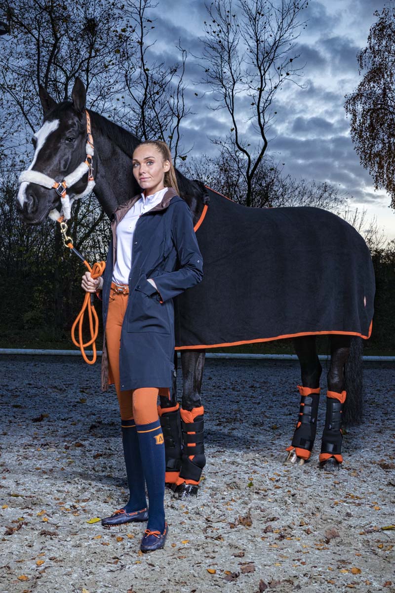 Sweat rug made of fleece with cross-strap